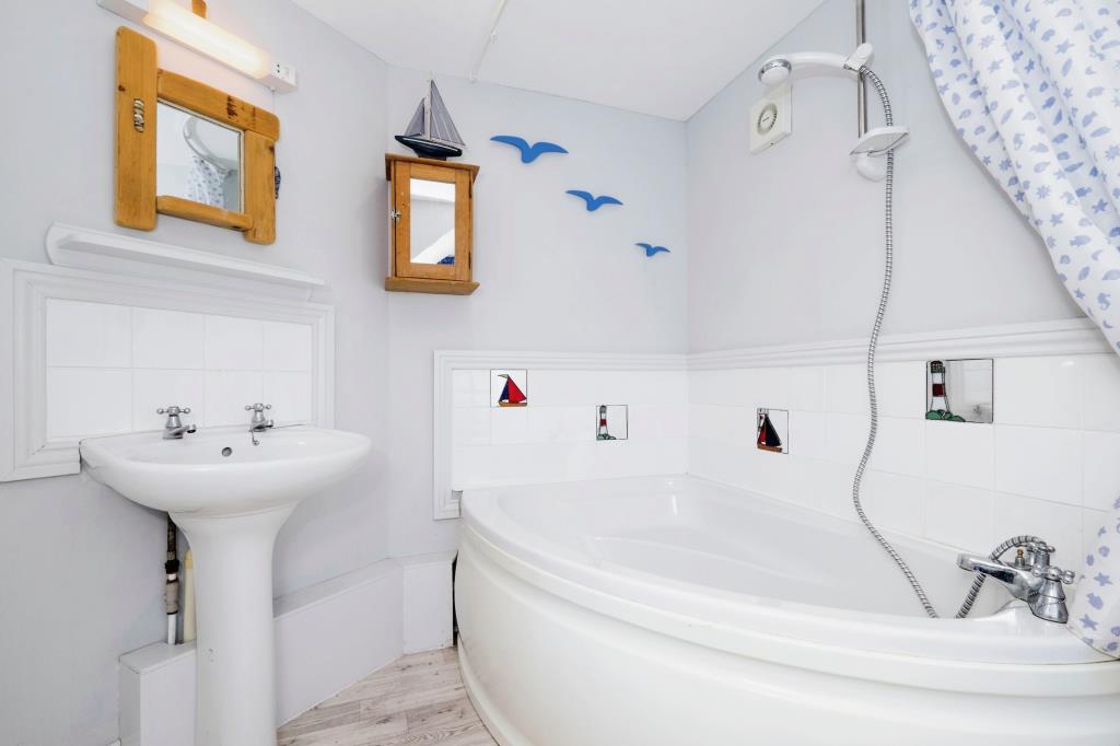 Lot: 72 - DETACHED BARN CONVERSION IN A LOVELY COUNTRYSIDE SETTING - Bathroom with separate wash basin - photograph provided by seller